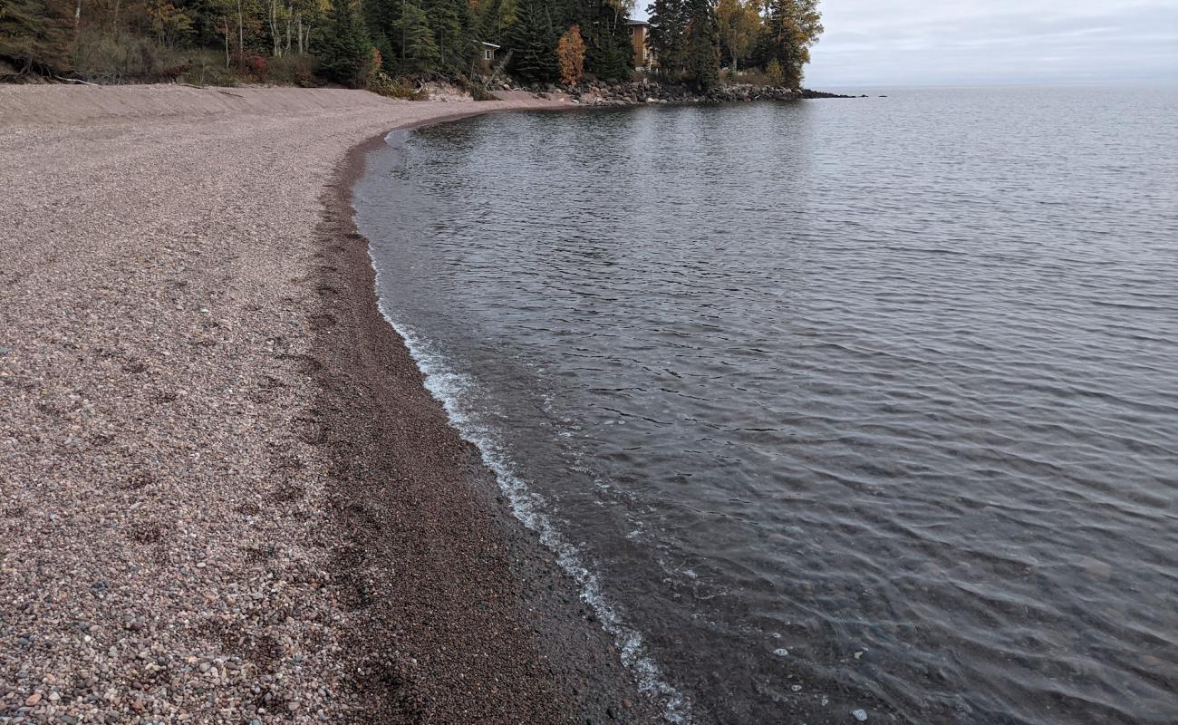 Фото Old Shore Beach с темная чистая галька поверхностью