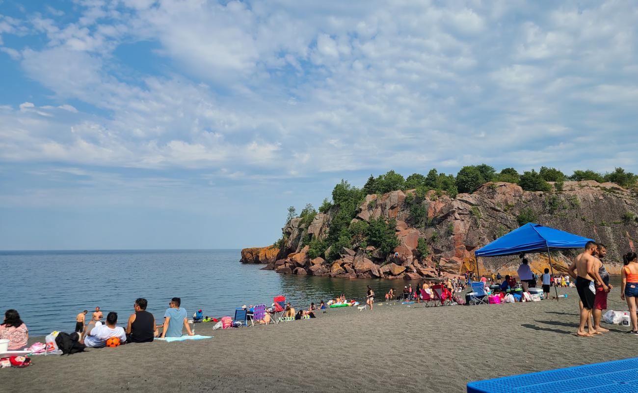 Фото Black Beach с серая чистая галька поверхностью