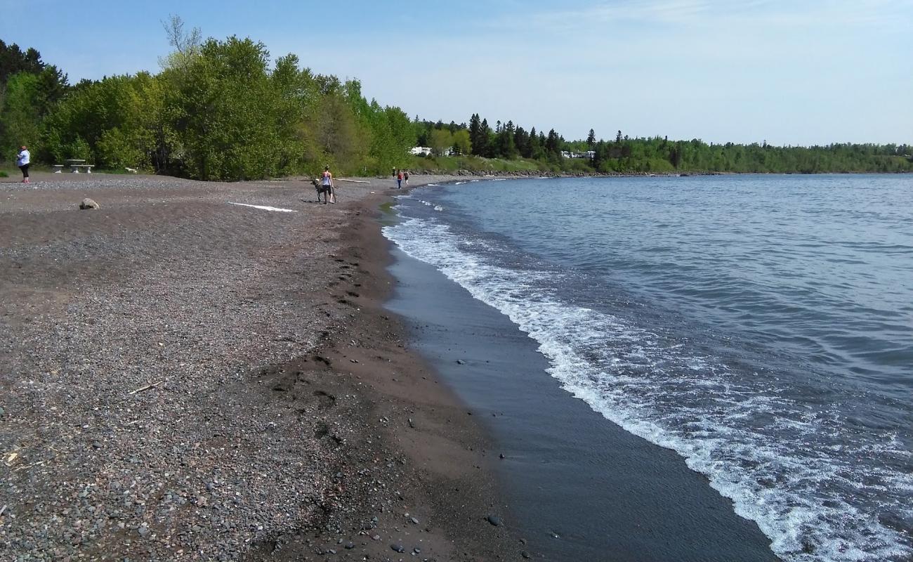 Фото Burlington Bay Beach с песок с галькой поверхностью