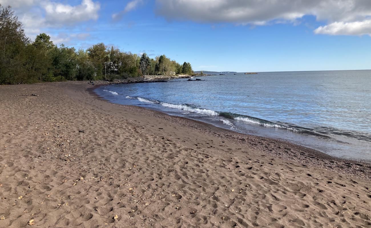 Фото Knife River Marina Beach с темная чистая галька поверхностью