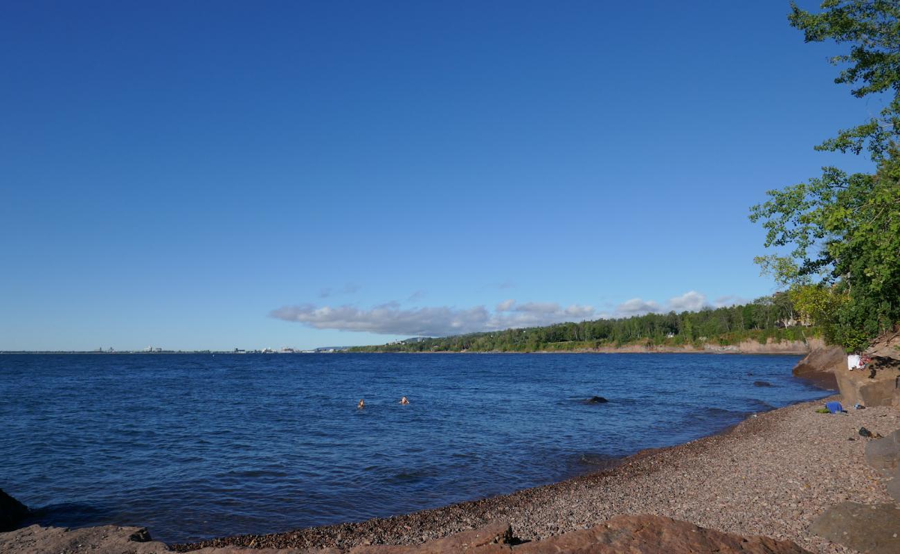 Фото 42nd Avenue Beach с серая галька поверхностью