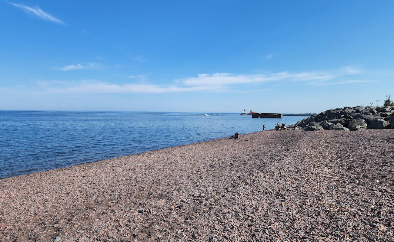 Фото Lakewalk Beach с темная галька поверхностью