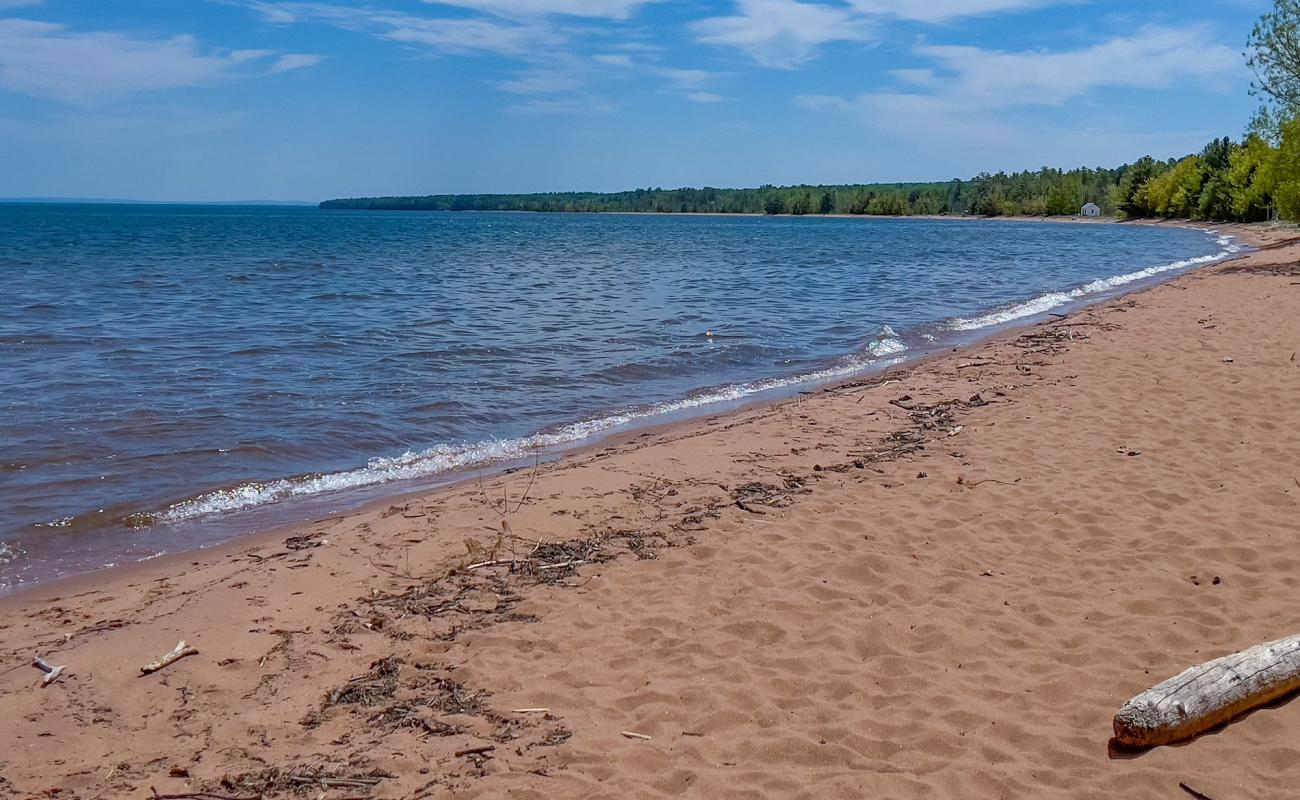 Фото Friendly Valley Beach с светлый песок поверхностью