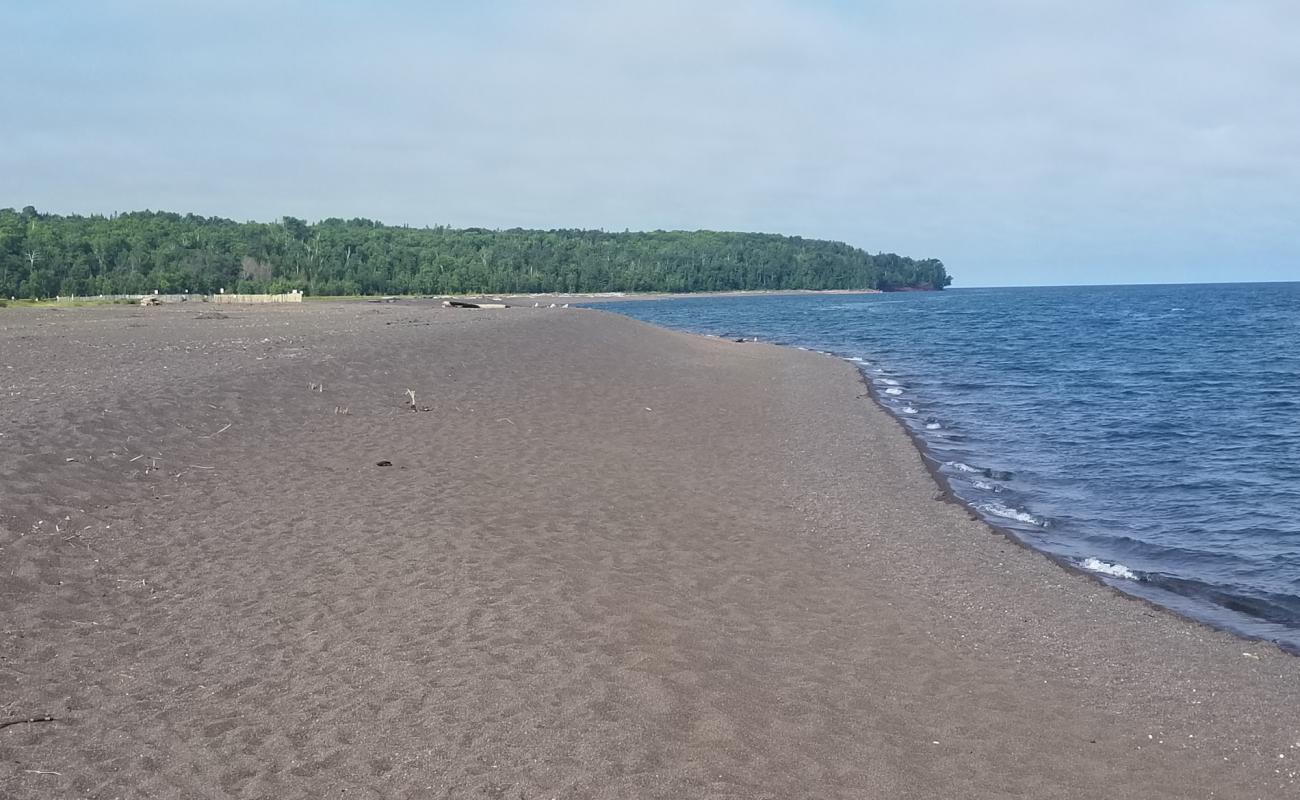 Фото Breakers Beach с серый песок поверхностью