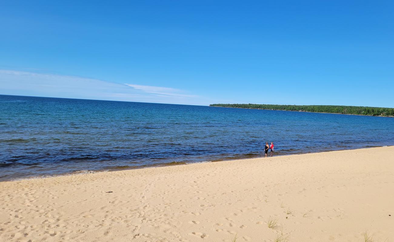 Фото Sandy Public Beach с светлый песок поверхностью