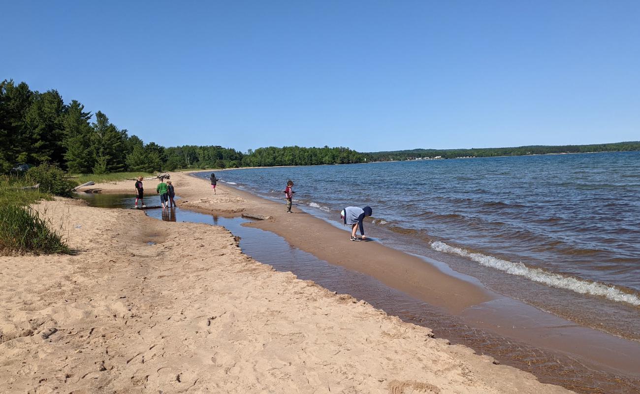 Фото Munising Beach с светлый песок поверхностью