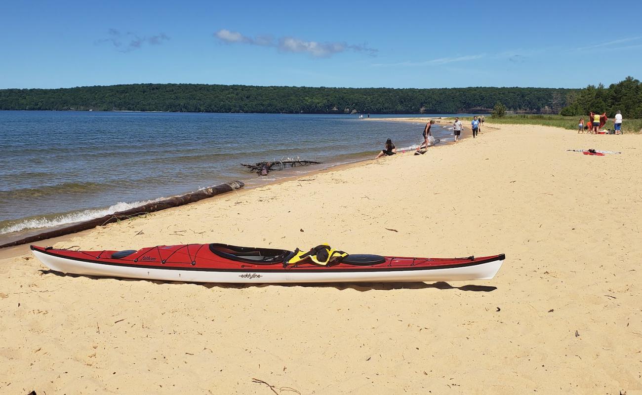 Фото Sand Point Beach с светлый песок поверхностью