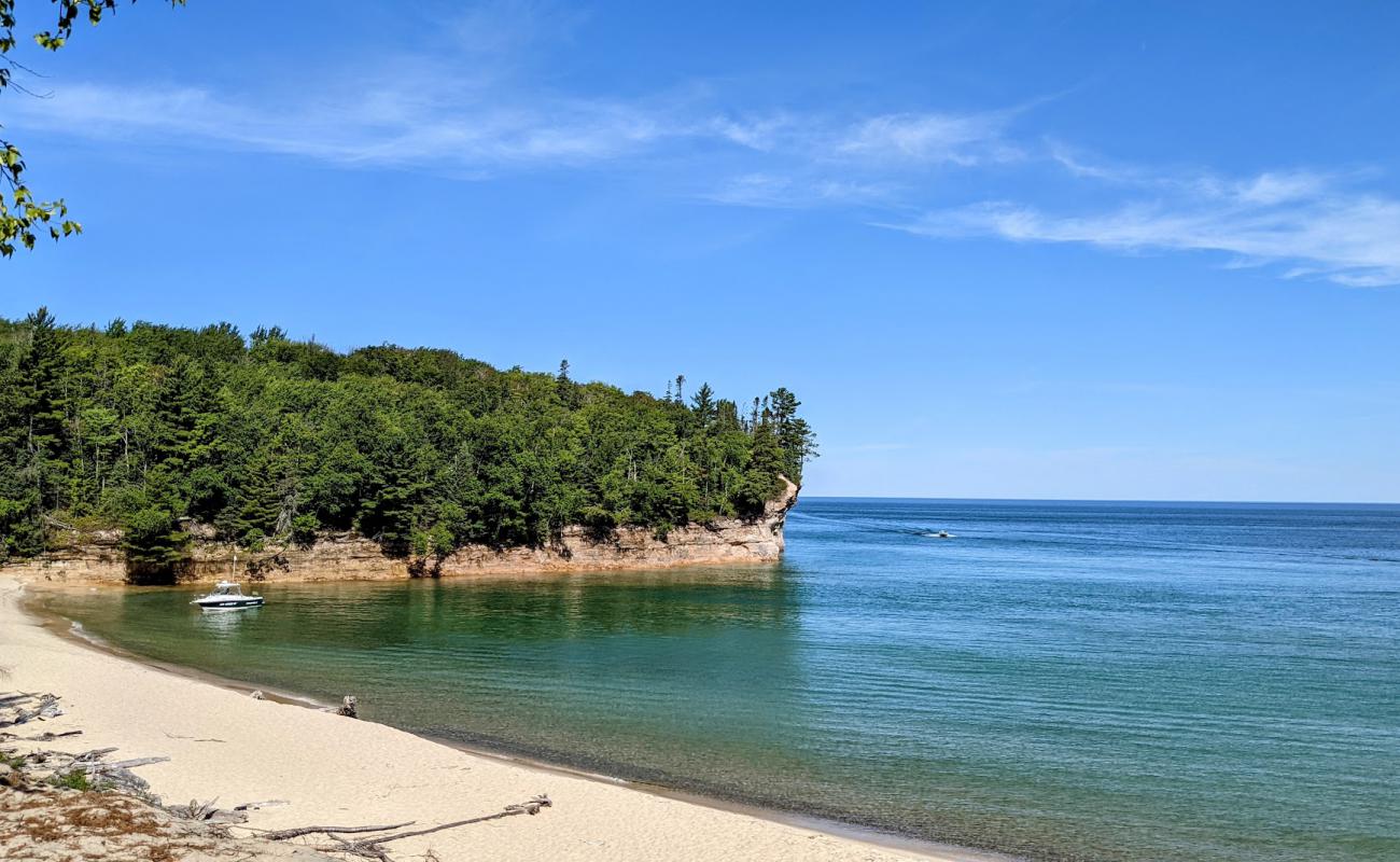 Фото Chapel Beach с светлый песок поверхностью