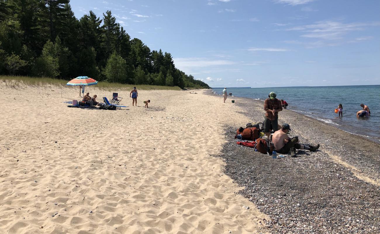 Фото Twelvemile Beach с песок с галькой поверхностью