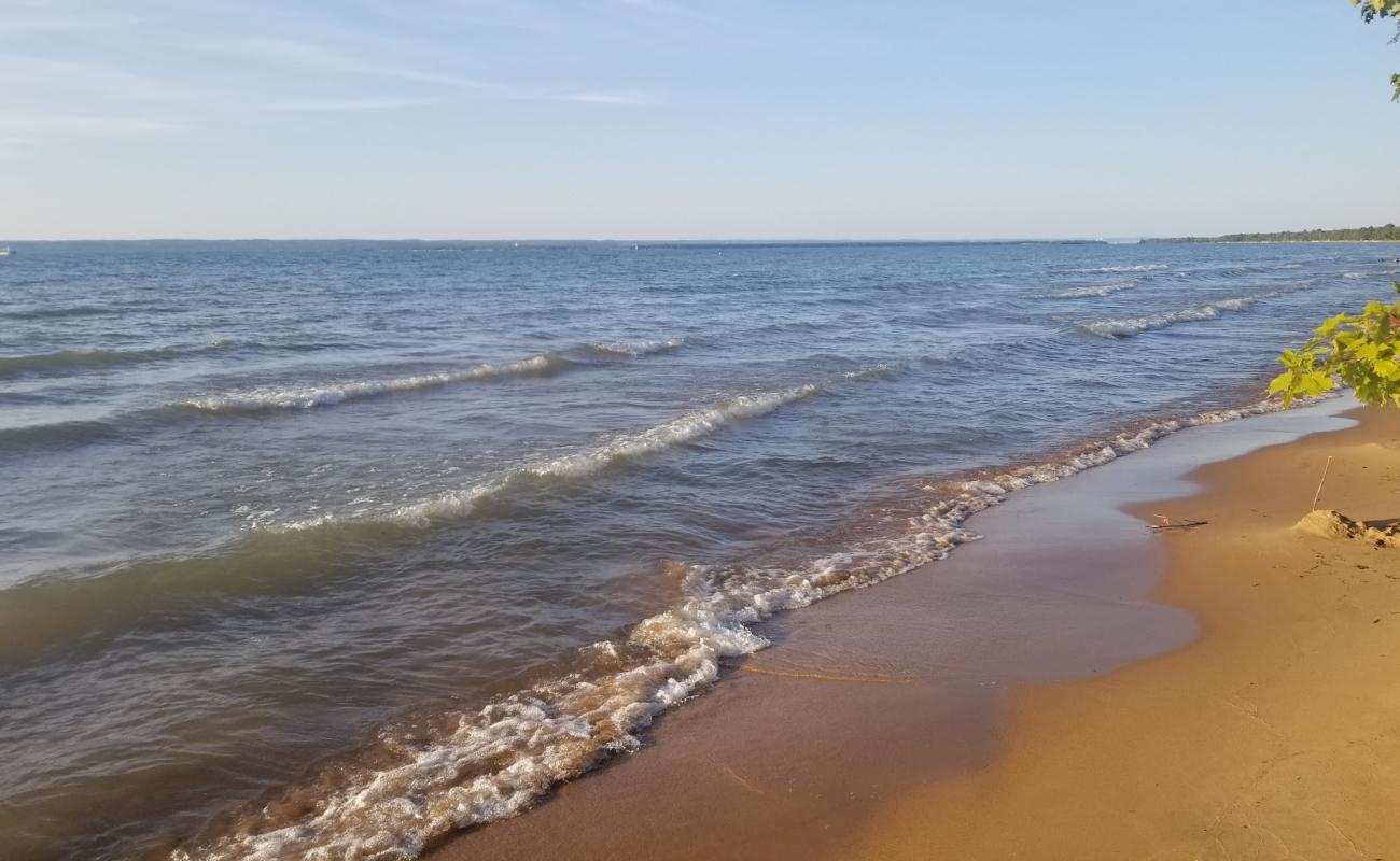 Фото Brimley Beach с светлый песок поверхностью