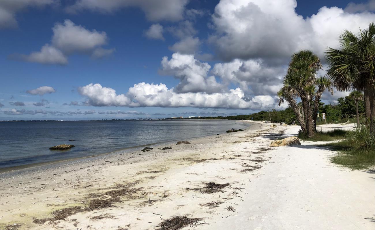 Фото Bunche beach с белый песок поверхностью