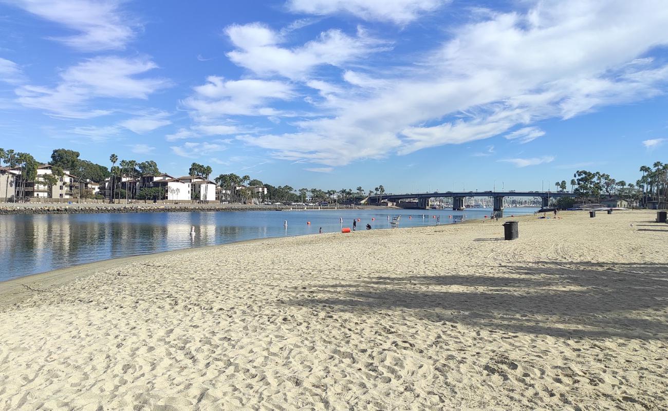 Фото Mother's beach с светлый песок поверхностью