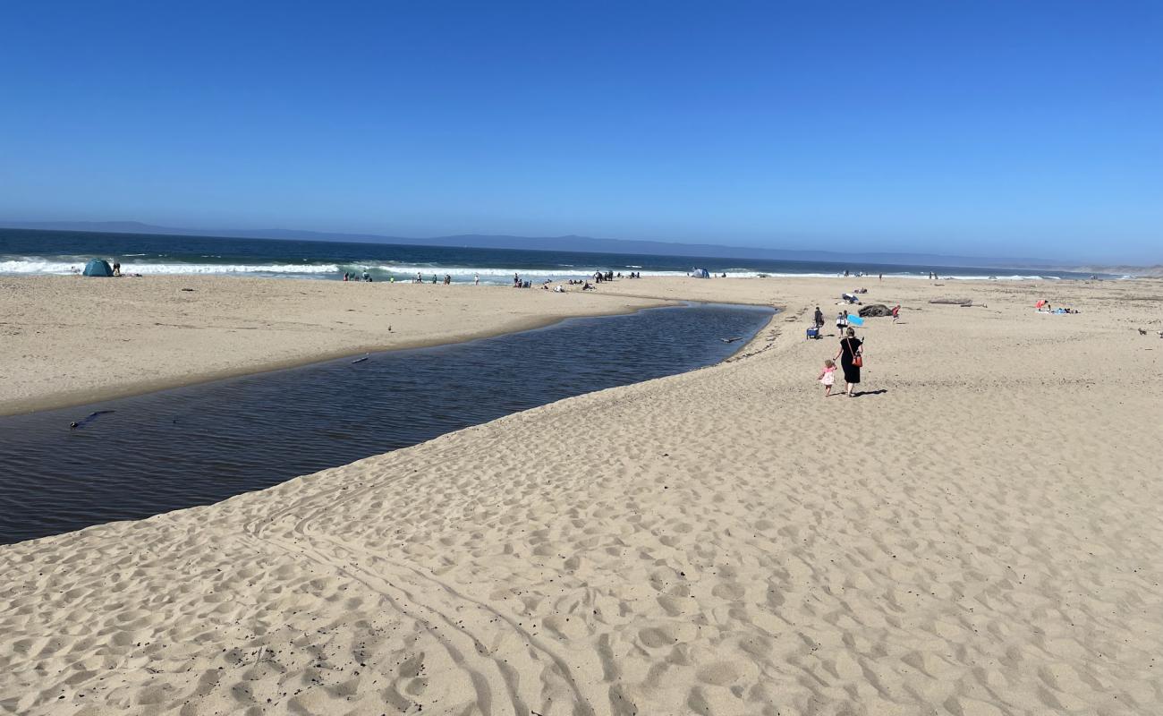 Фото Monterey beach с светлый песок поверхностью