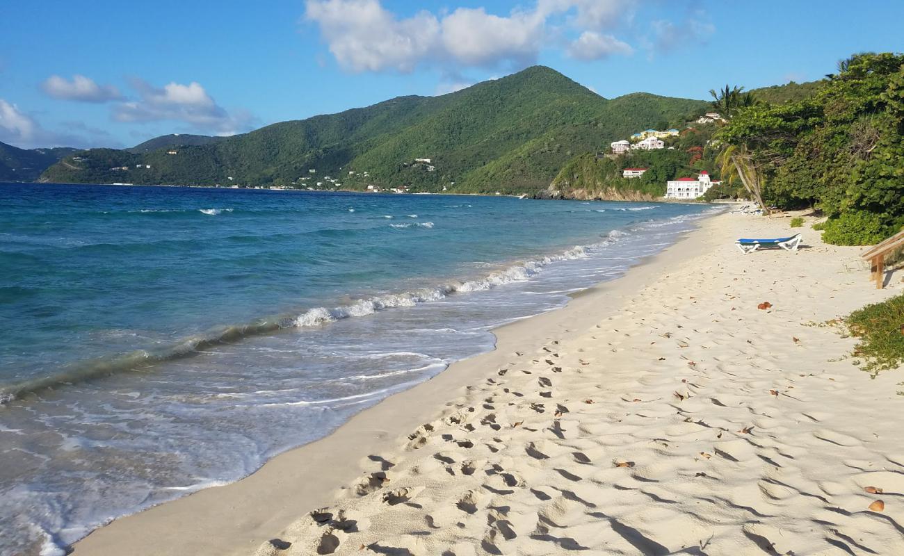 Фото Long Bay beach с золотистый песок поверхностью