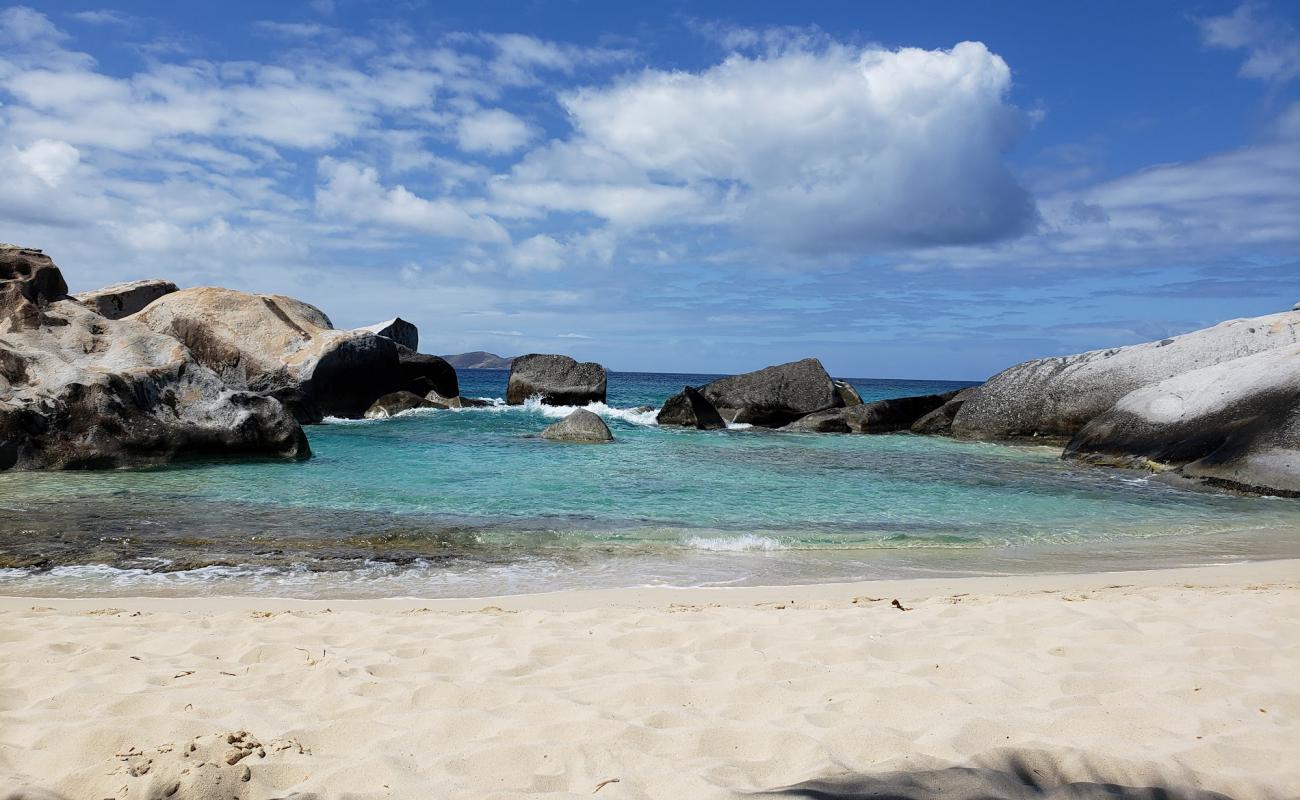 Фото Sandy Bottom beach с золотистый песок поверхностью