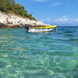 Фото Jelenscica beach с кристальная вода поверхностью