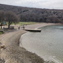 Фото Konobe beach с кристальная вода поверхностью