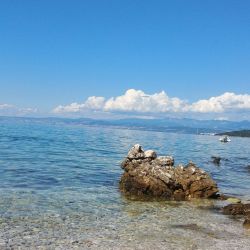 Фото Njivice small beaches с кристальная вода поверхностью