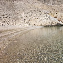 Фото Baska slana beach с кристальная вода поверхностью